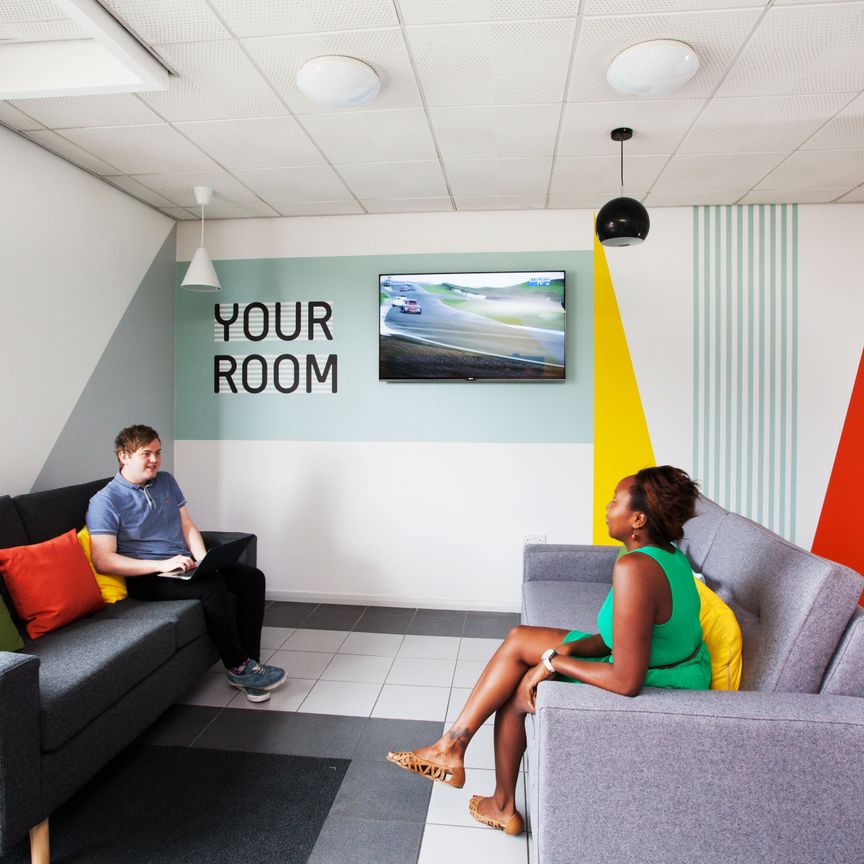 Large High Double Ensuite: Three Bed Flat - Photo 1