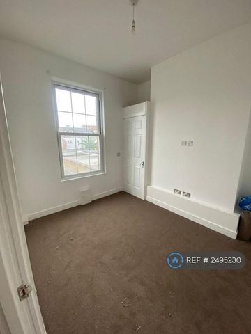 3 bedroom flat to rent - Photo 2