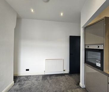 1 Bed Flat, Dickenson Road, M14 - Photo 3