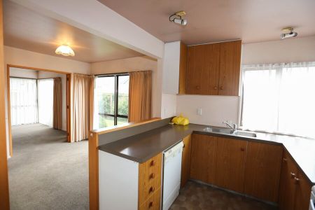 3 BEDROOM, 2 BATHROOM TOWNHOUSE - Photo 5