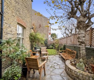 4 bedroom end of terrace house to rent - Photo 1