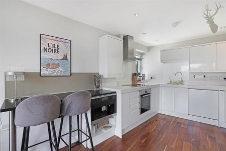 2 bedroom penthouse to rent - Photo 3