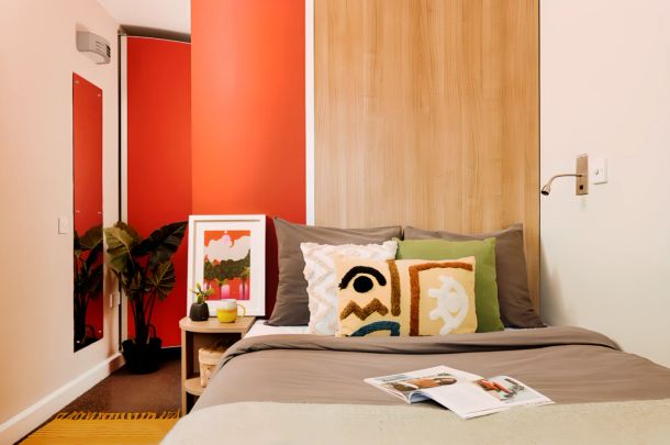 Large Ensuite: Three Bed Flat - Photo 1