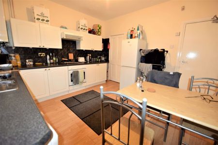 2 bedroom House in Burley Lodge Terrace, Leeds - Photo 3