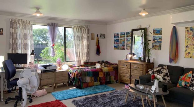 Spacious studio private unit with a garage. - Photo 1