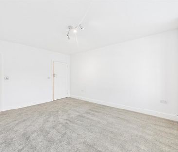 3 bedroom flat to rent - Photo 5