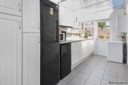 3 bedroom property to rent in Romford - Photo 3