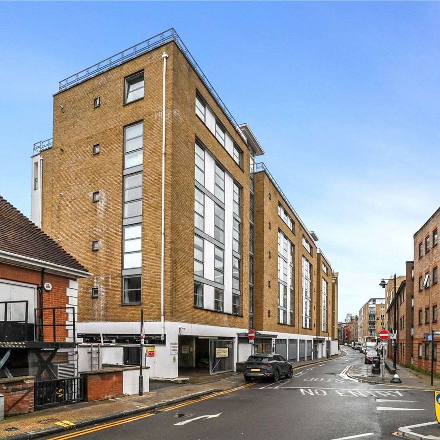 Offering breath-taking views across the London skyline, is this exceptional apartment which spans to in excess of approximately 1,170sqft internally. - Photo 1