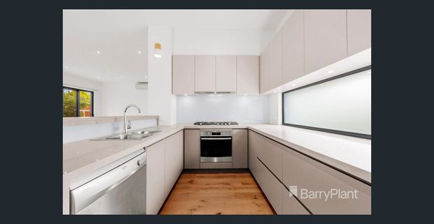 Modern Comfort in a Prime Doncaster East Location! - Photo 1