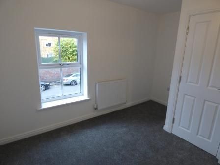 2 bedroom semi-detached house to rent - Photo 5