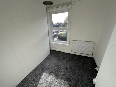 3 bedroom end of terrace house to rent - Photo 4