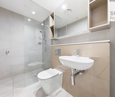 Large Private Courtyard - Photo 4