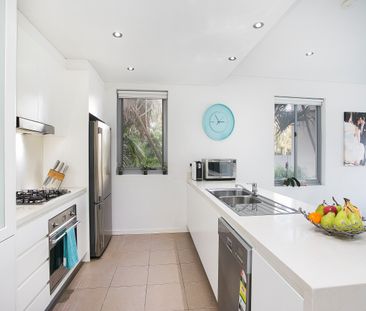 Modern and Stylish Two-Bedroom Apartment in Prime Location - Photo 1