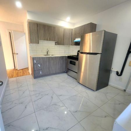 **Because You Deserve Renovated 4 1/2 TOP FLOOR, Ville Emard, Monk ** - Photo 3