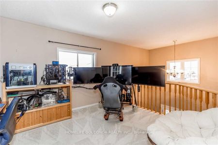 Detached Home For Lease | S8137042 - Photo 4