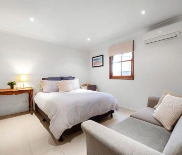 A Charming Family Home in a Leafy Holland Park West Pocket - Photo 2