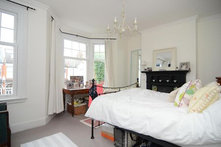 4 bedroom house in London - Photo 3