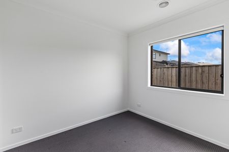 Stylish Family Living in a Peaceful, Nature-Filled Setting - Photo 2