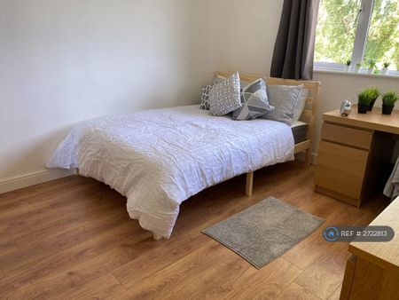 1 bedroom in a house share to rent - Photo 5