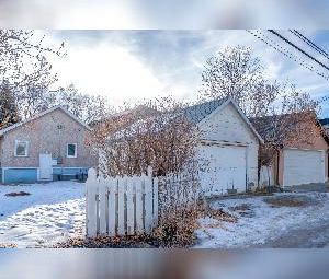 3 Bed 1 Bath Upper Suite Mount Pleasant Calgary - Photo 2