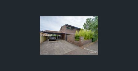 3 bedroom, 1.5 bathroom executive town house on the city fringe - Photo 2