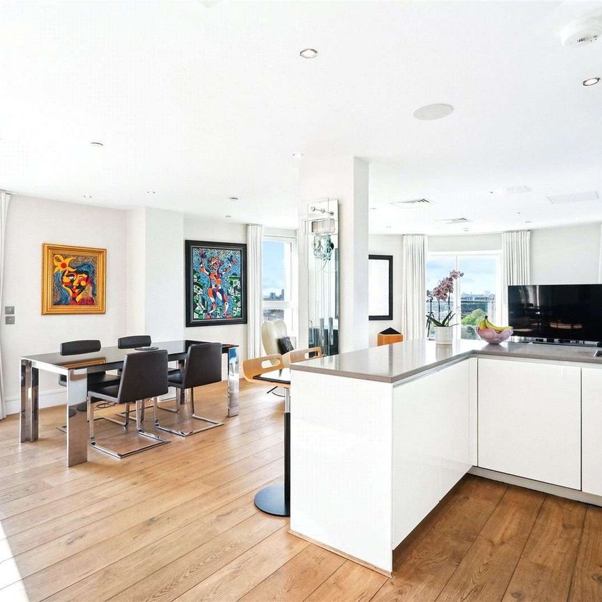 SHORT LET. Luxury two bedroom, two bathroom penthouse flat with breath-taking views of London in the heart of Clapham - Photo 1