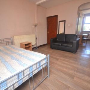 London Road, Reading, Berkshire - Photo 2