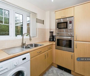1 bedroom in a flat share to rent - Photo 3