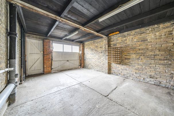 Semi-detached House to rent - Heather Road, Lee, SE12 - Photo 1