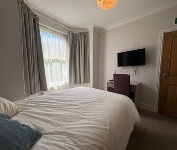 Room in a Shared House, Waverley Road, RG30 - Photo 1
