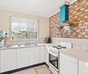 TWO BEDROOMS TOWNHOUSE WITH VINLY FLOOR AND AIR CONDITION - Photo 3