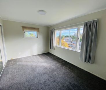 Large family home with fully fenced backyard - Photo 3