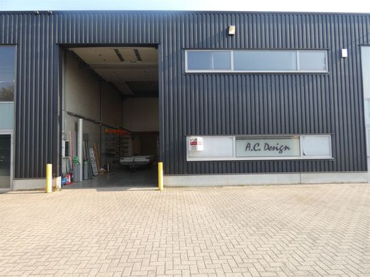 Magazijn met bureelruimte op goede locatie. - Photo 1