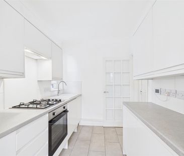 A 2 Bedroom Flat in Overton Park Road, Cheltenham - Photo 3