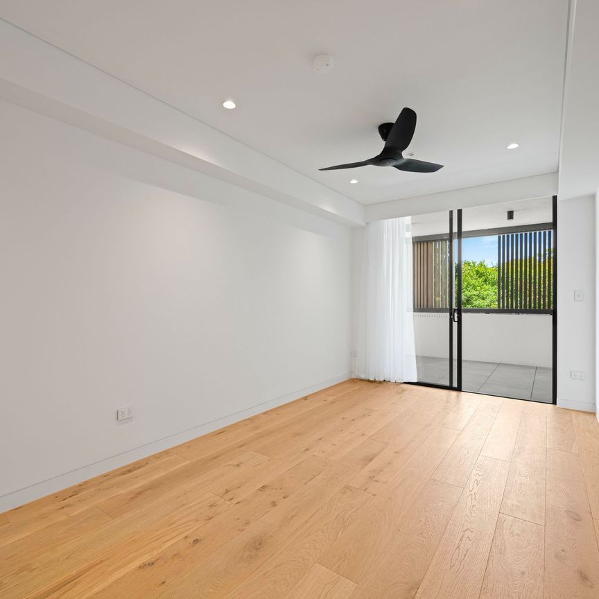 One Double Bedroom Apartment with Sunny Terrace and Parking in Bondi Junction - Photo 1