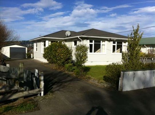 Charming 2-Bedroom Home in Woolston - Spacious Yard & Garage! - Photo 1