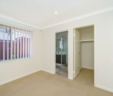 Park front property with perfect price - Photo 5