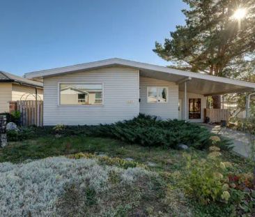 Beautiful 3 Bedroom Bungalow in Mayland Heights! | 2111 Mackid Cres... - Photo 1