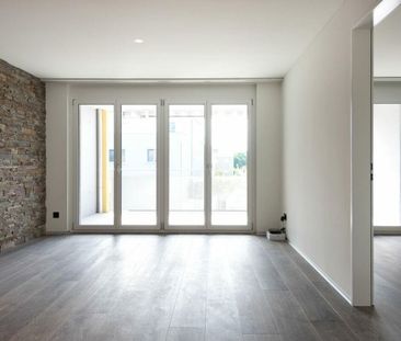 Modern ground floor apartment with spacious seating area! - Photo 1