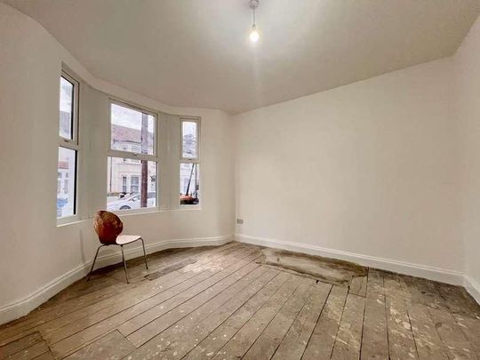 East Avenue, London, E12 - Photo 1