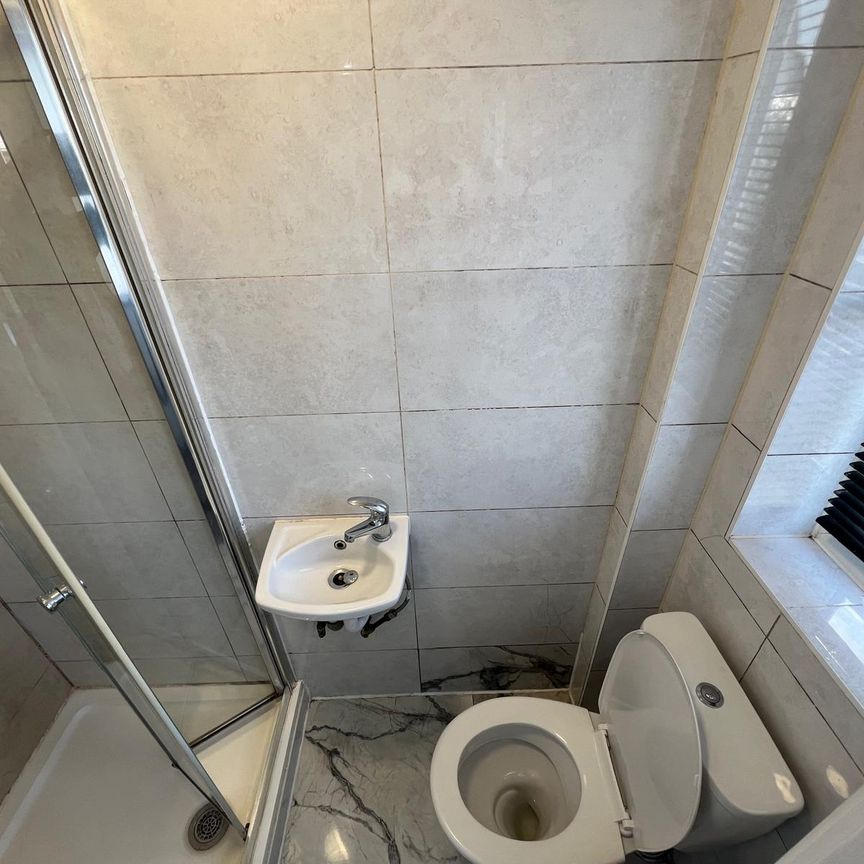 Self contained studio flat close to ilford station- 900 pcm -dss accepted - Photo 1