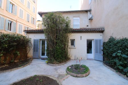 HYERES HYPER-CENTRE - T2 REZ-DE-JARDIN, CALME - JARDIN de 61.60 m² - Photo 4