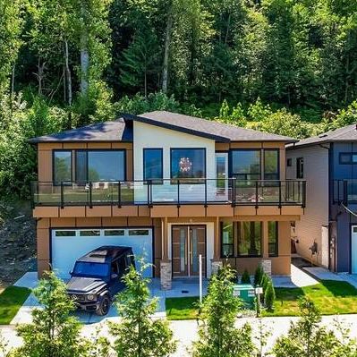 UPPER SUITE IN TRIPLEX - 3 Beds 2 Baths - Photo 3