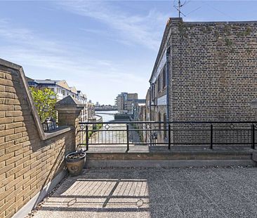 A spectacular find from Savills - a spacious 3/4 double bedroom, 3 bathroom townhouse spread across 4 floors, conveniently nestled just of Narrow Street. - Photo 2