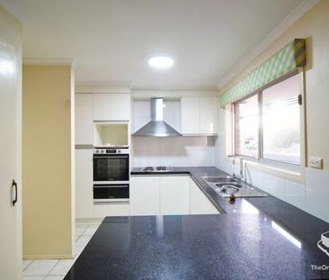 Walking to shopping, close to school - Photo 5