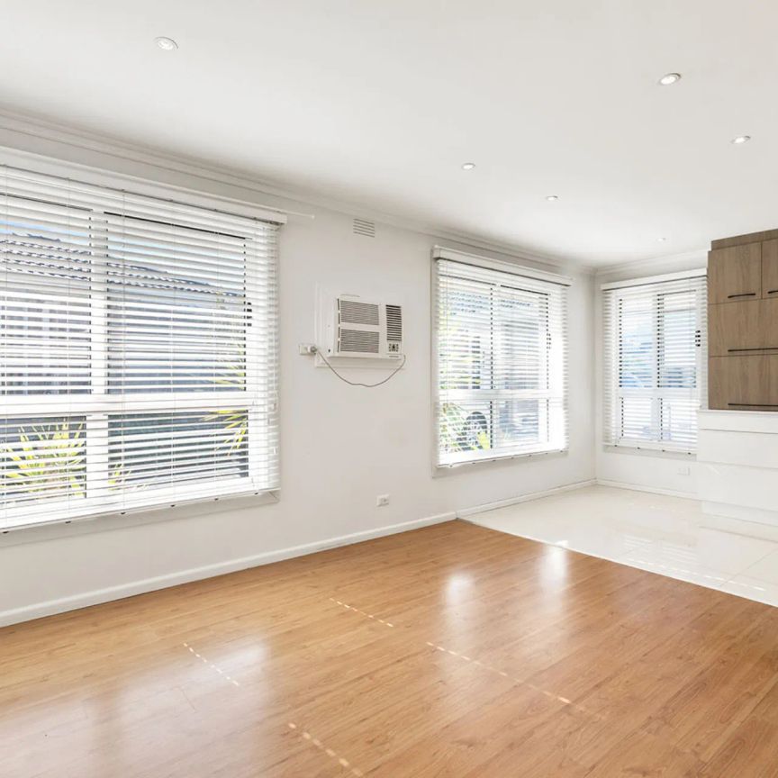 METERS TO CHELSEA BEACH | LIFESTYLE & CONVENIENCE! - Photo 1