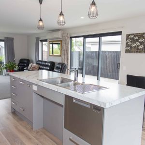 Immaculate Fully Furnished Family Home in Prime Prestons Subdivision! - Photo 2