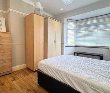 Room in a Shared House, South Park Crescent, SE6 - Photo 4