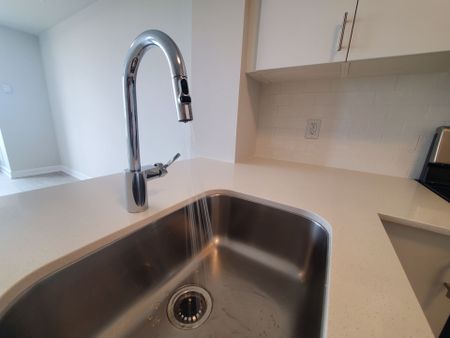 For Lease - 3200 William Coltson Avenue Unit# 321, Oakville, Ontario - Photo 4