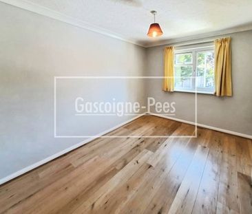 Farnham Town Centre - Photo 4